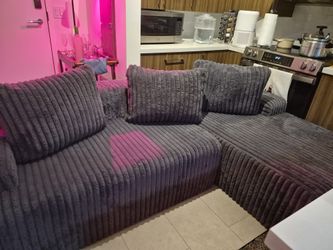 Sofa en buen estado todo por 300 dolares
