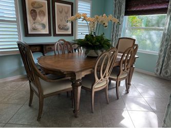 Hooker Furniture Solana Wooden Dining Table with 6 Chairs.
