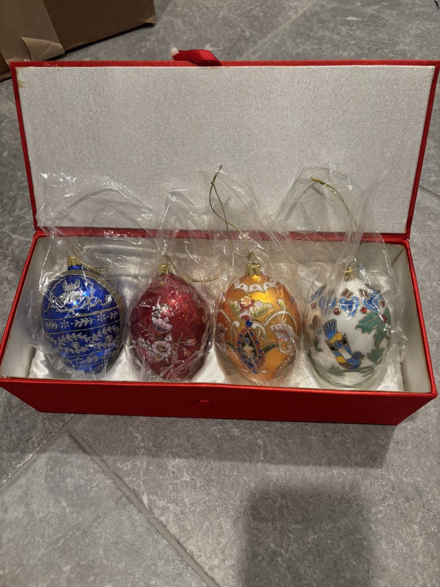 Set Of 4 Stunning Christmas ornaments