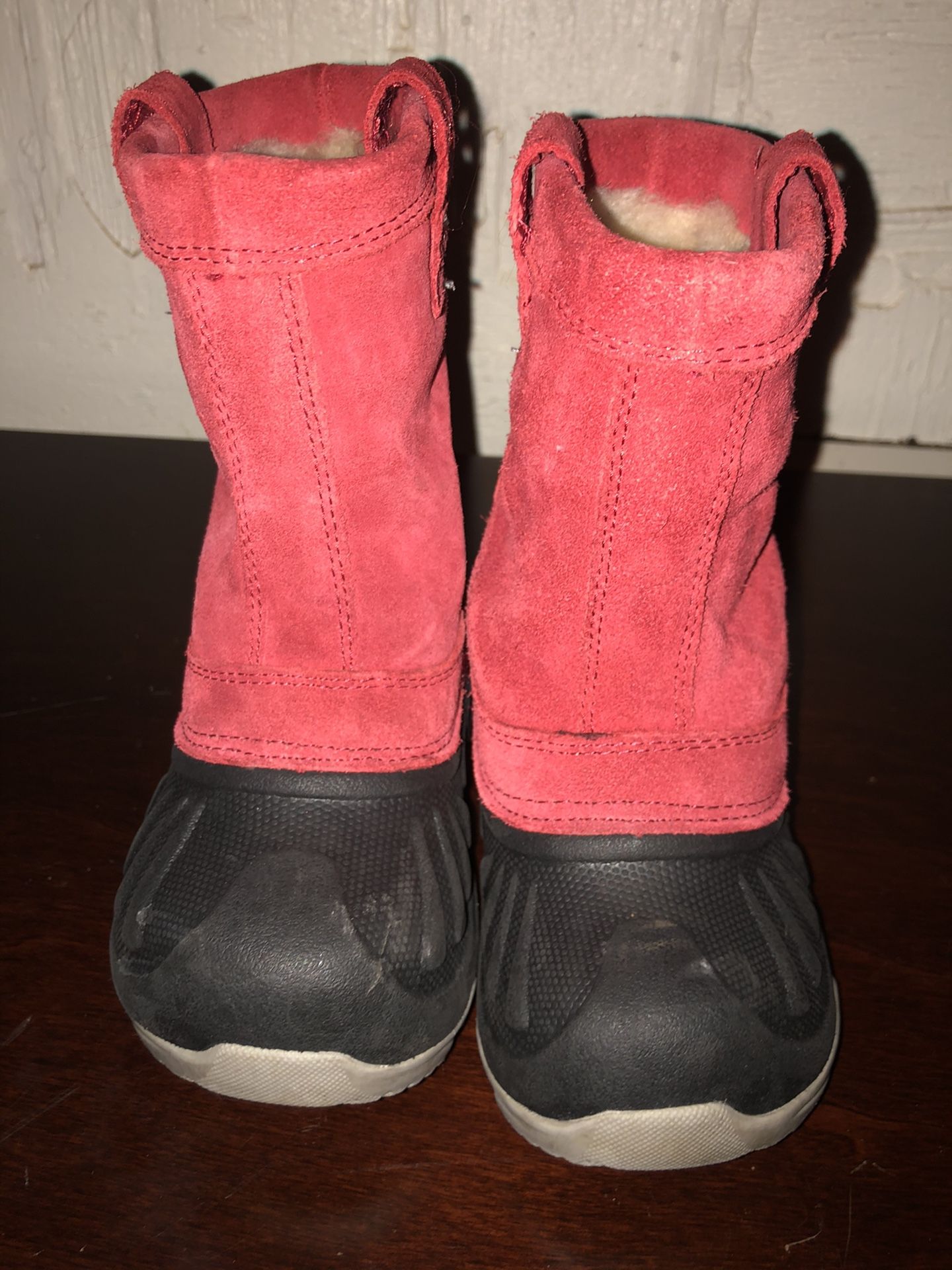 Uggs Girls boots Size 9 for 4-6 years old