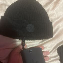 black moncler beanie 