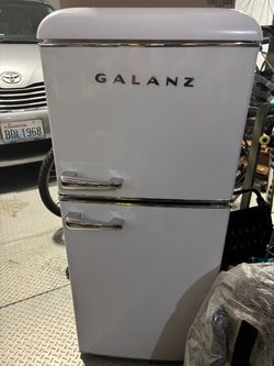 Galanz 4 cubic foot retro mini fridge and freezer in excellent clean condition