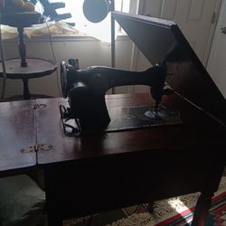 1940 Singer Sewing Machine W Table