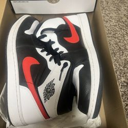 Jordan 1 Mid 