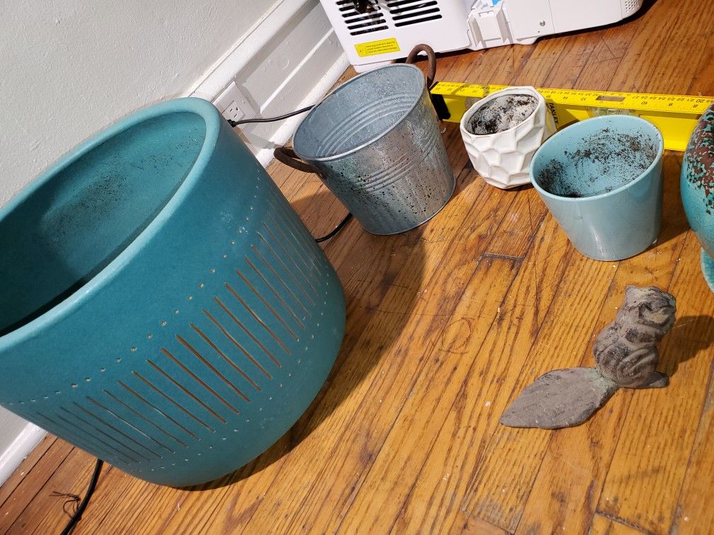 5 planter plant pots+ 1 planter stand+ 1 metal squirrel
5 planter plant pots+ 1 planter stand+ 1 metal squirrel
14.5" diameter *12"H Teal Porcelain pl
