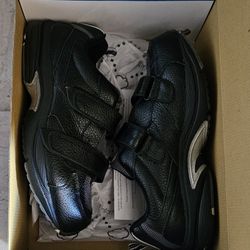 Diabetic Shoes  /13W And Croc's 