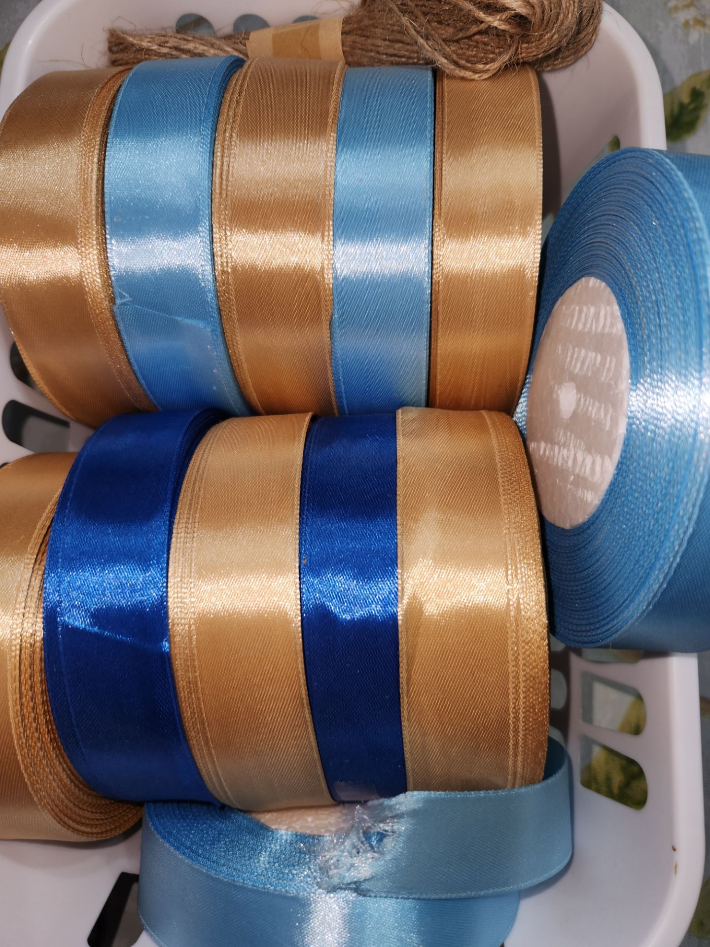 Set of 12 Satin Ribbon Rolls/ Set de 12 rollos de liston