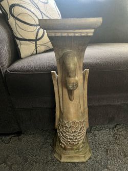 Swan Pedestal Decor