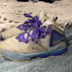 Kids basketball shoes