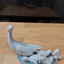 Lladro- Mom And Baby Geese