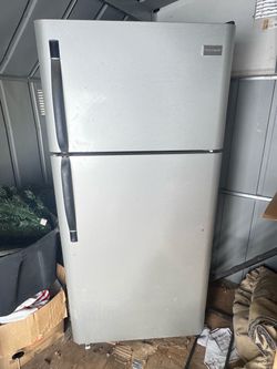 Frigidaire Top-Freezer Refrigerator