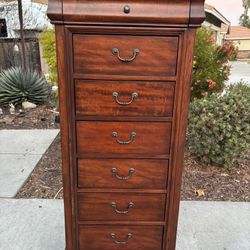 Solid Wood 7 Drawer Dresser Chest with Mirror Fully Rotates Great Condition 