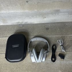 Bose QuietComfort 35 Silver Wireless Headphones Noise Cancelling QC35 New Pads