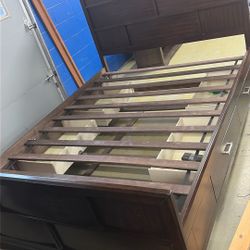 7 Pieces Bed Frame Has 4 Drawers 2 On Each Side 