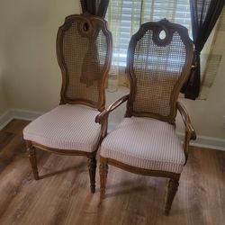 Set of 6 dinning room chairs.