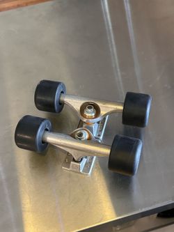 Independent skateboard trucks w/wheels & bearings