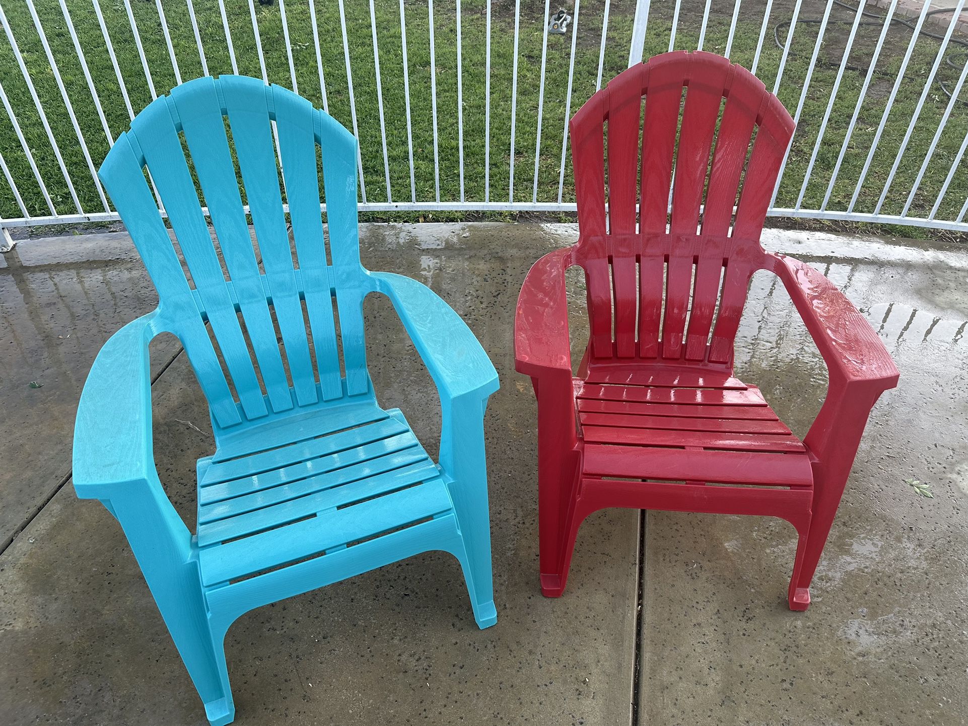 2 Plastic Pool Recliner Chairs, Good Condition!! 