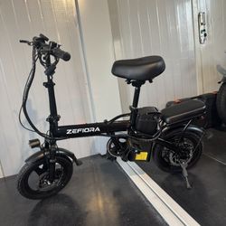 Folding electric bicycle