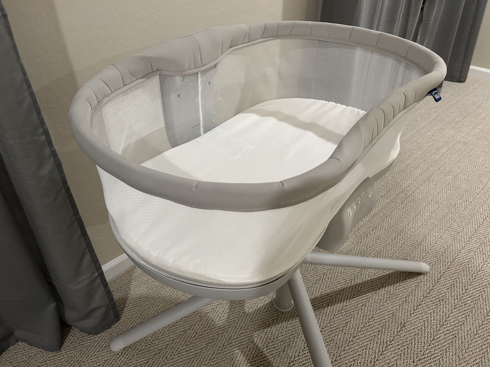 Halo Bassinet, BassiNest Swivel sleeper 3.0, Baby Bassinet, 5 Months Old
