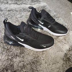 Women's Nike Air Max 270 Size 10
