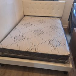 Bed And Mattress Queen Size // Cama Y Colchón Tamaño Queen Delivery Disponible 