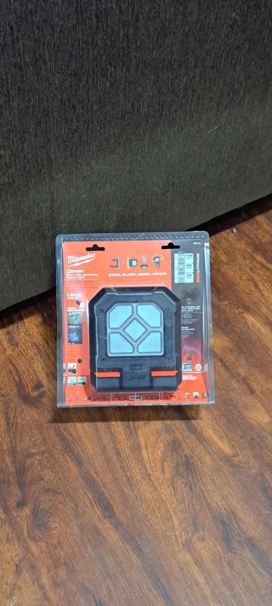 MILWAUKEE M12 VTS LED LIGH TOOL ONLY