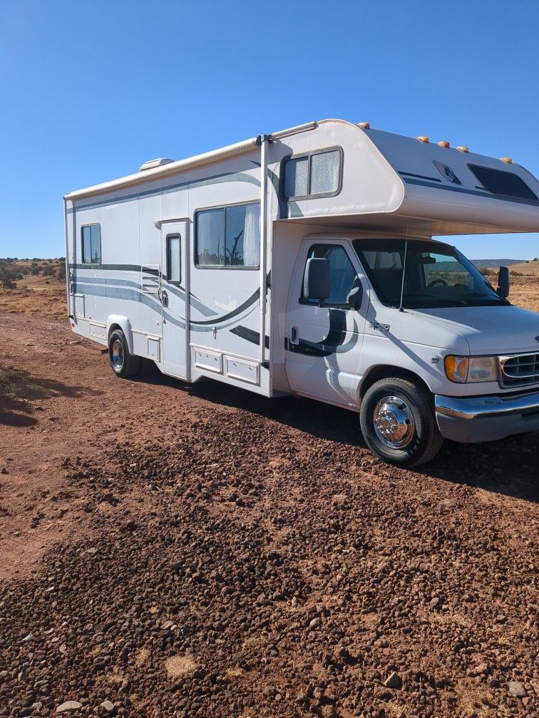 2000 Ford E-450 Super Duty. 32'.