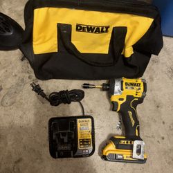 DeWalt XR 1/4 Atomic Compact Impact W/ Charger & Bag