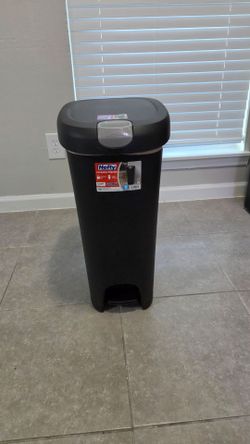 Hefty Lockable Step-On Trash Can 12 Gallon