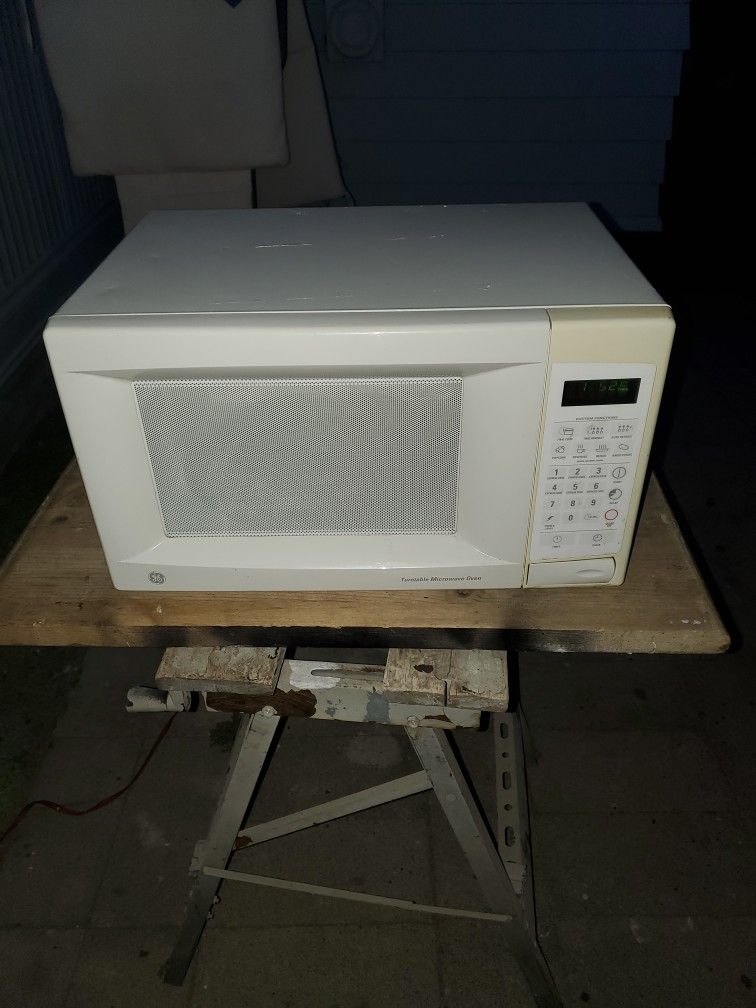 Se Vende Microondas Trabajando Medidas De Frente 20× 14 × 12 Pulgadas $ 35