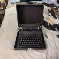 1930s Remington Typewriter. It's In Excellent Condition 