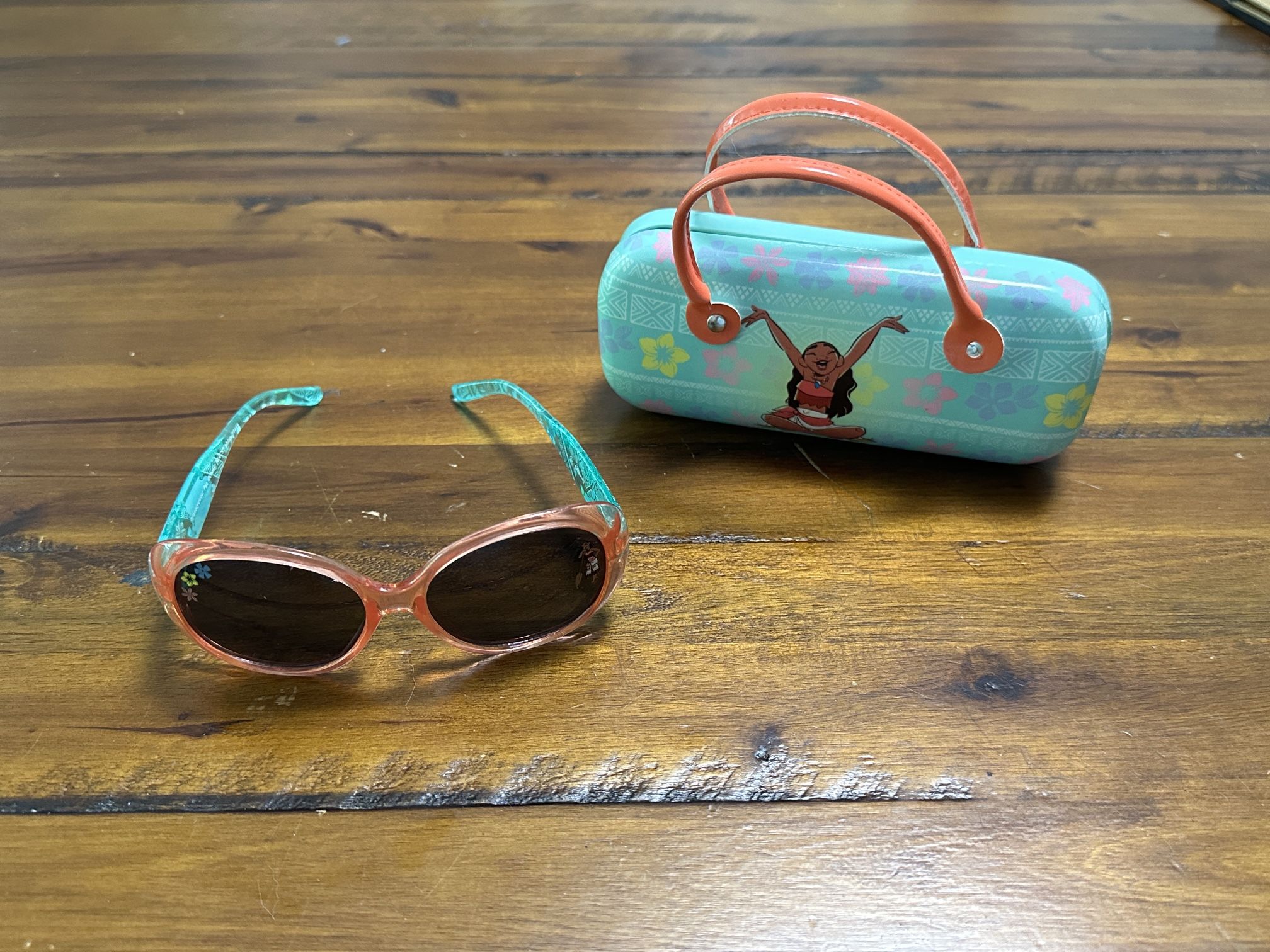 Kids Moana sunglasses with case