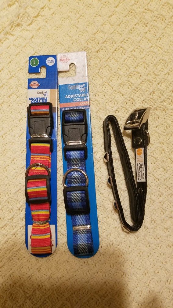 Bundle of 3 adjustable Dog Collars size Large
Please see all pictures one is studded Leather and other 2 are cloth.
Please go to my page and see ot