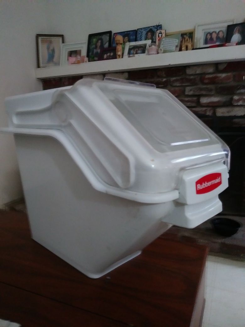 Bakers storage container Rubbermaid