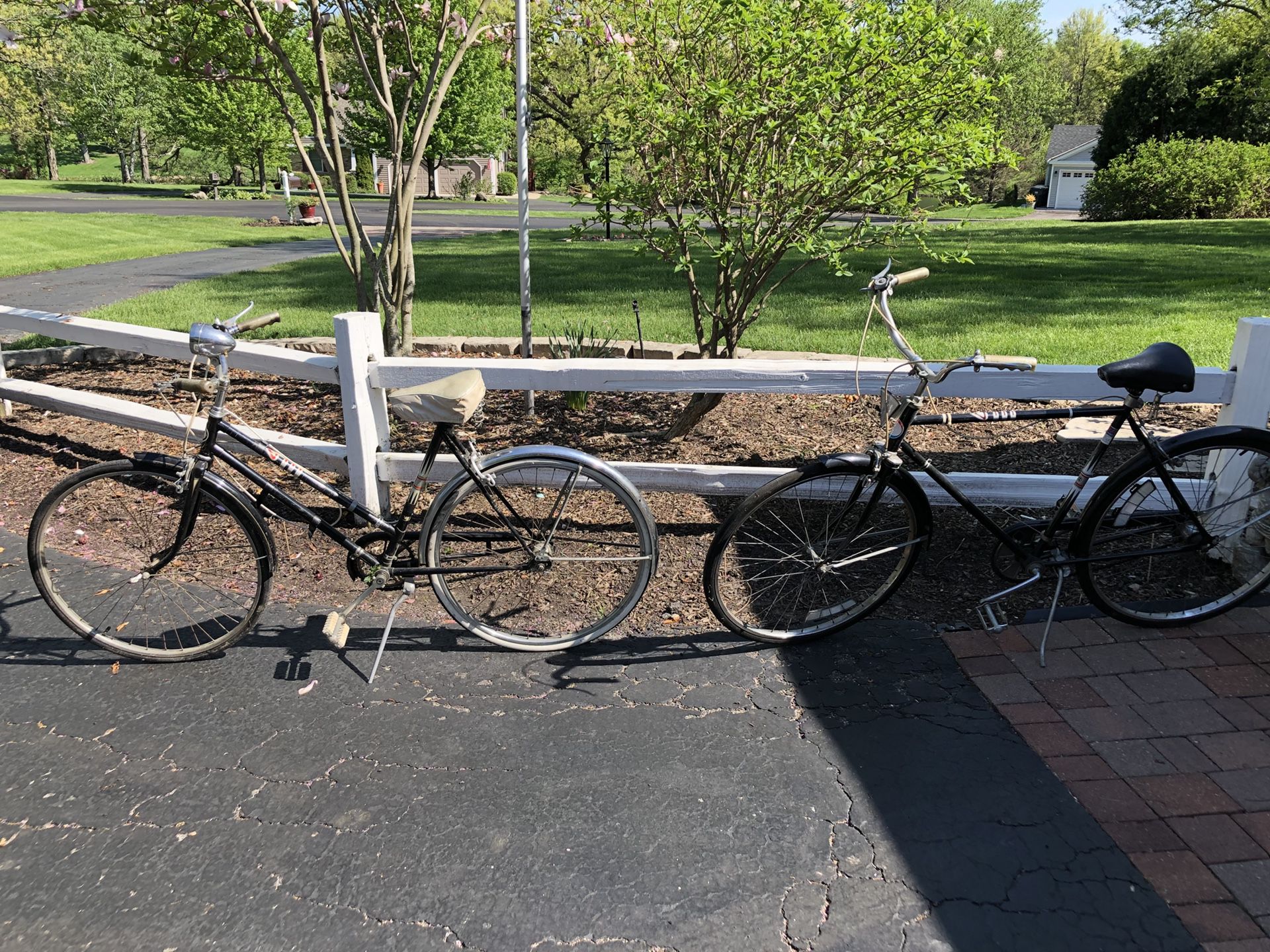 Matching his and hers old bikes. Vintage bikes from the 60’s including schwinn 60’s world tourist. All 3 bicycles for $75