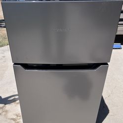 $100 - Hisense 3.1-cu ft Mini Fridge with Freezer ( Silver ) ENERGY STAR