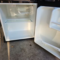 MINI FRIDGE REFRIGERATOR WORKS GREAT