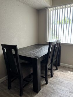 Extendable dinning table