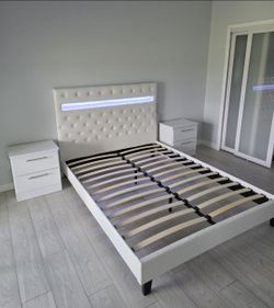 Queen bed and 2 Nightstands  - Cama queen y 2 Mesitas de noche
