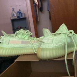 Yeezy / WOMEN SIZE 7.5