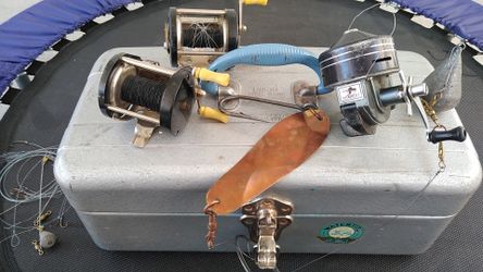 1951 tackle box with reels 3 vintage fishing reels large speaker and large hook for catfish