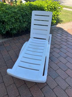 White plastic chaise Lounge for yard or pool side w wheels