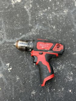 Milwaukee M12 drills without a battery