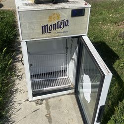 Budweiser Mini Fridge $80 OBO Montevideo beer