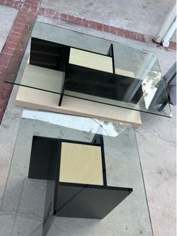 Dos muebles de sala de vidrio