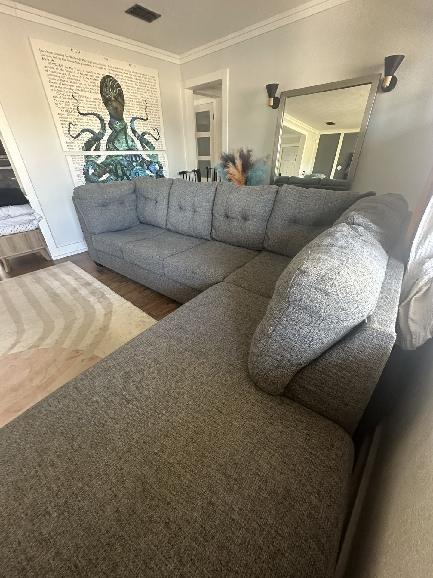 Sectional W/ Pull Out Bed