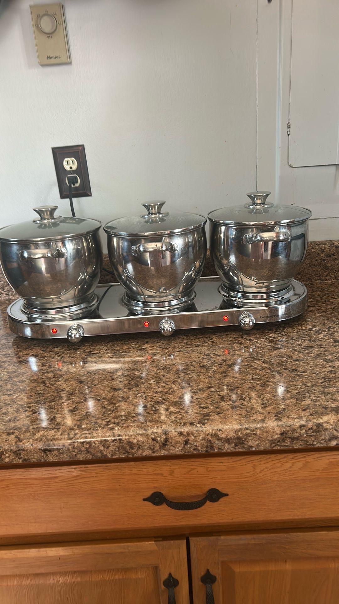 3 Burner Cooktop with Pots