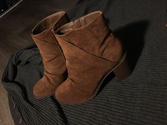 New universal Thread booties size 9