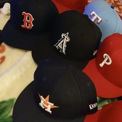 Size 7 Fitted & Snapbacks (Like New)