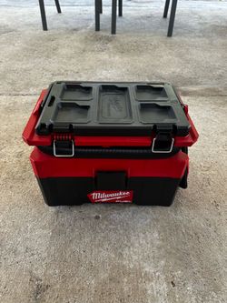Milwaukee M18 FUEL PACKOUT 2.5 Gallon Wet/Dry Vacuum